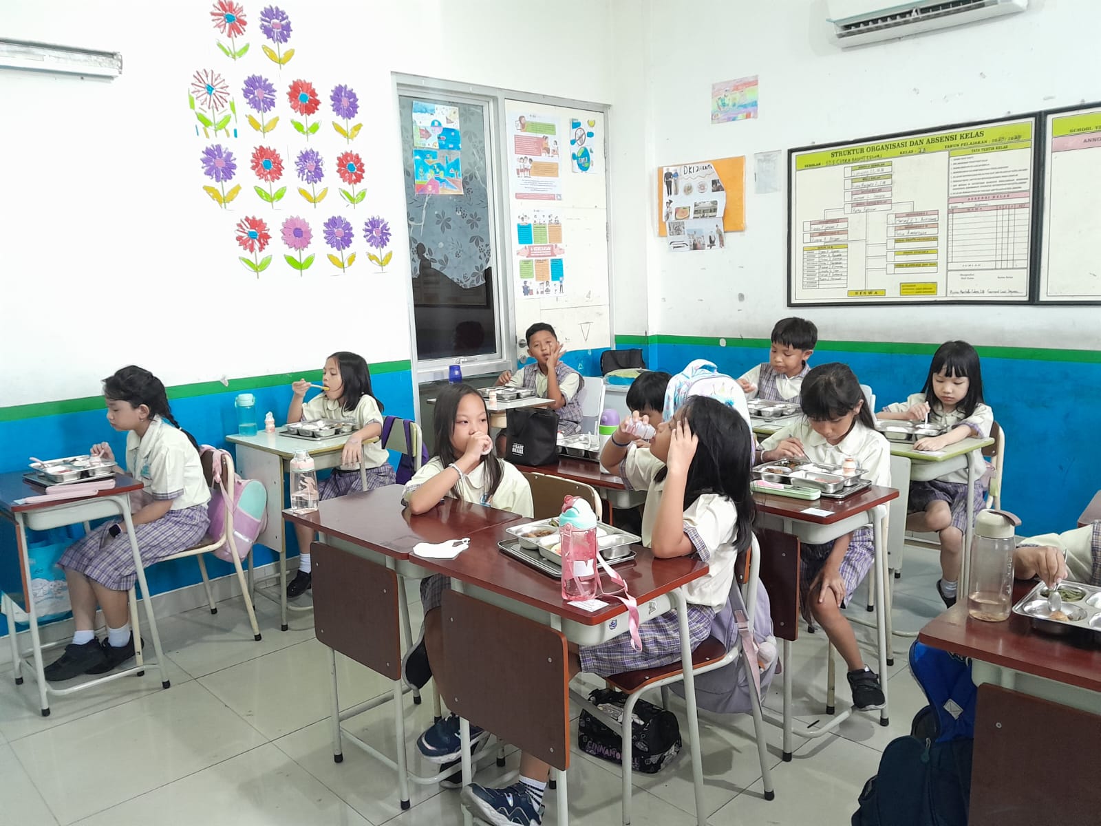 Siswa SMP sedang berdiskusi dalam kelompok