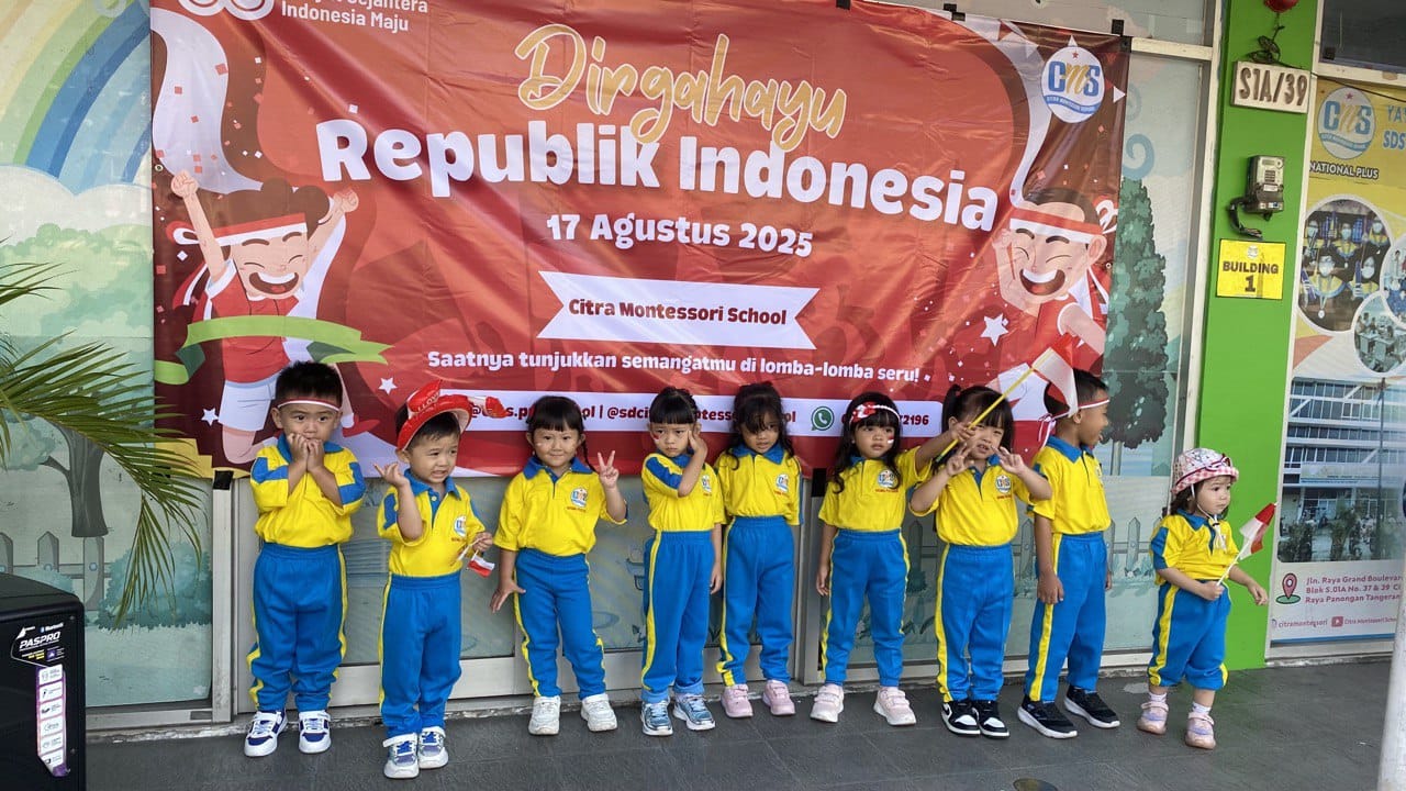 Siswa Sekolah Dasar sedang belajar di kelas